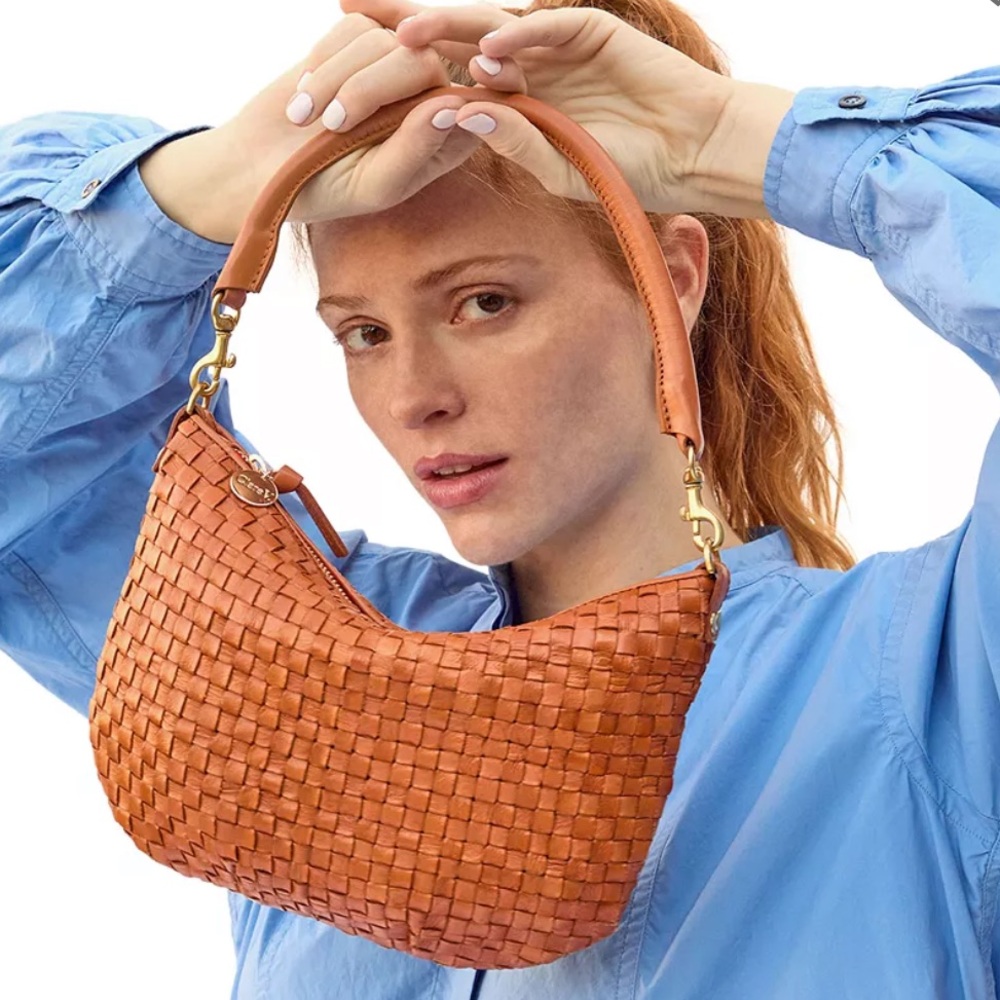 Clare V Petite Moyen Woven Shoulder Bag / Crossbody in Natural